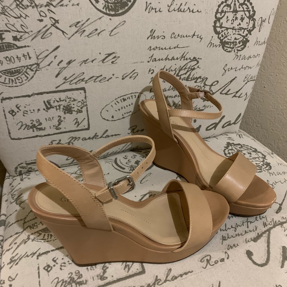 Gianni Bini tan wedges